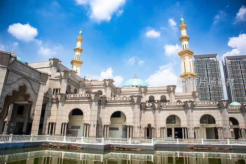 Masjid Wilayah Persekutuan(联邦领土清真寺)是马来西亚许多文明的美丽融合。它是吉隆坡市的象征。马来西亚